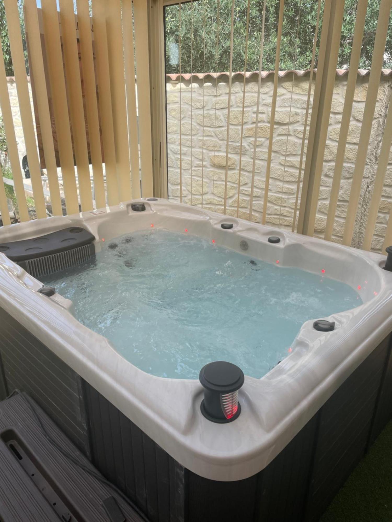 Houdarling Chalet Et Spa Hammam Jacuzzi Et Sauna Nîmes Eksteriør bilde